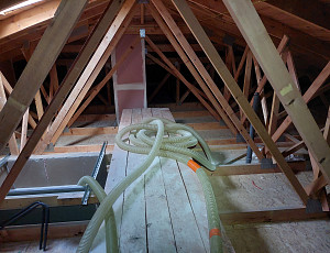 Zateplení stropu budovy školy pomocí foukané izolace